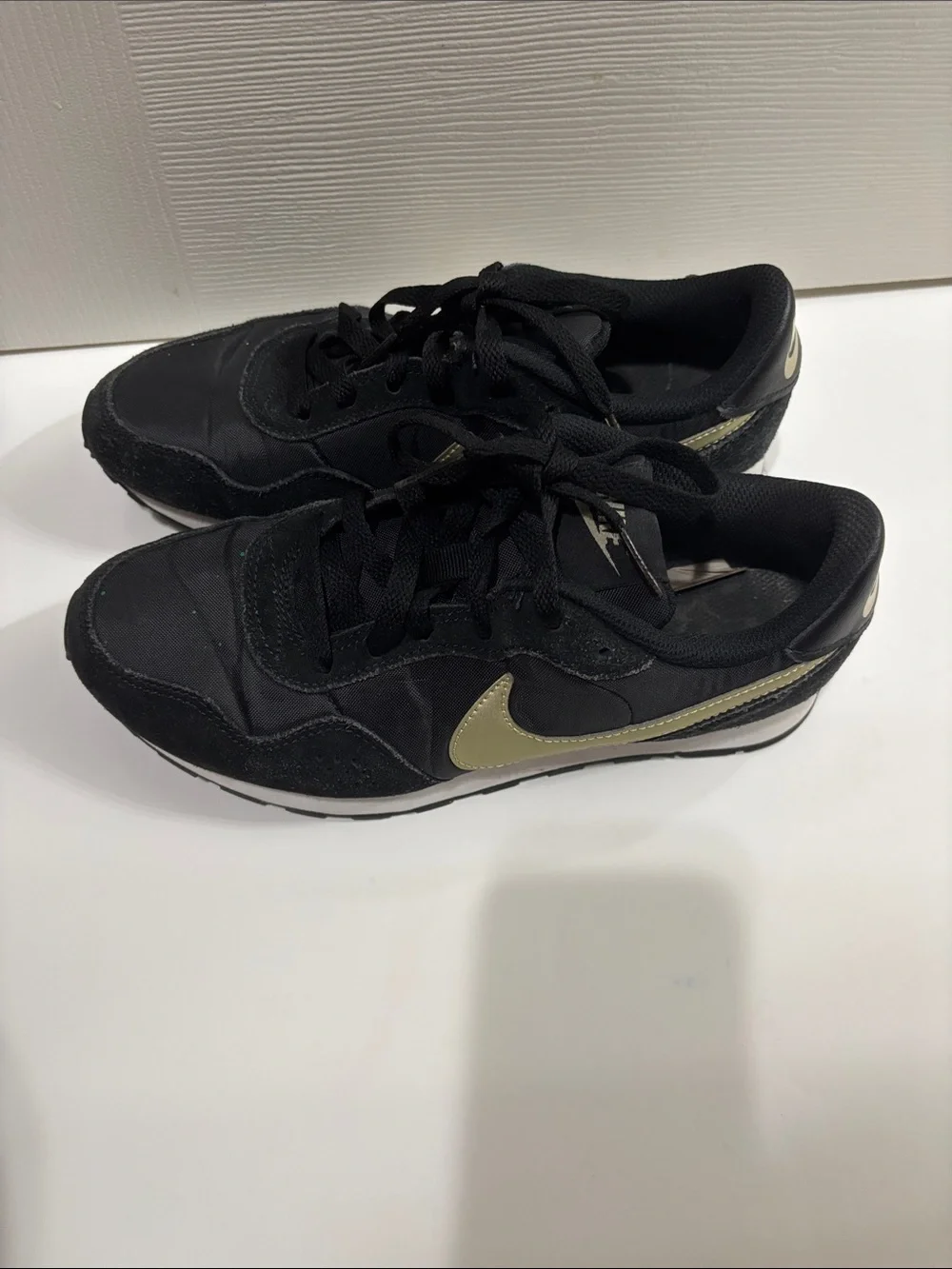 Youth Nike MD Valiant GS CN8558-009 Casual Shoes Black White Gold Size 5Y